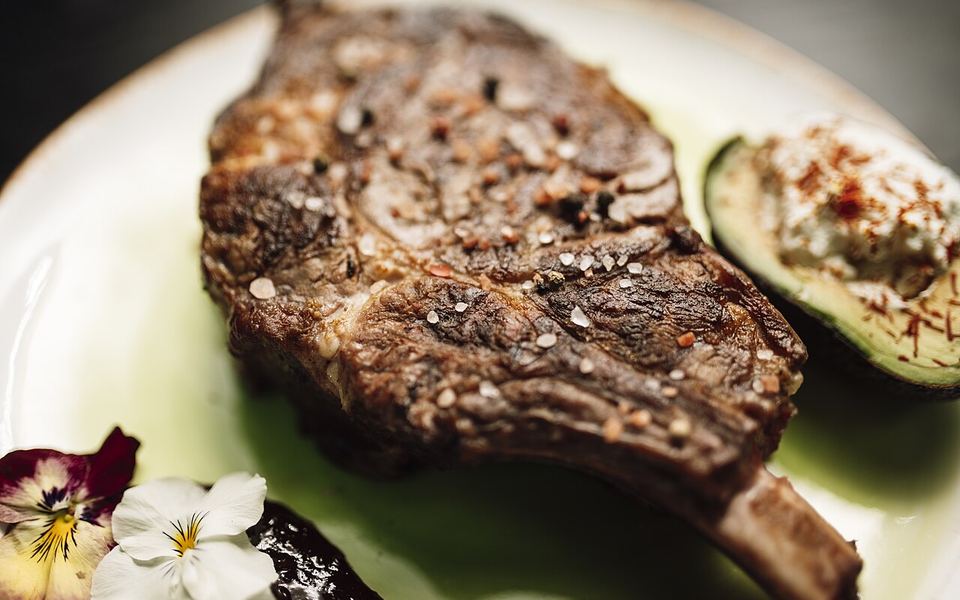 Bife grelhado servido no prato