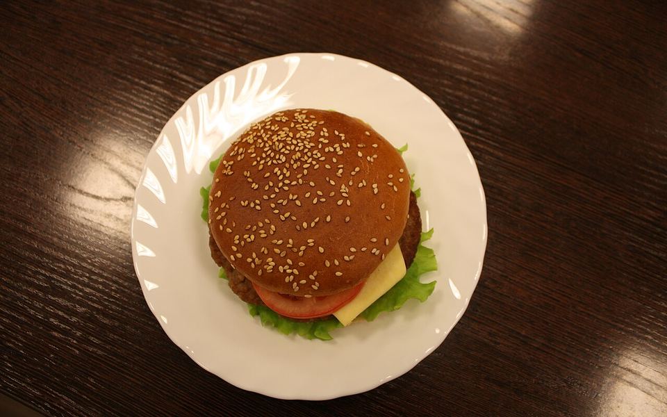 Hambúrguer com queijo, alface e tomate