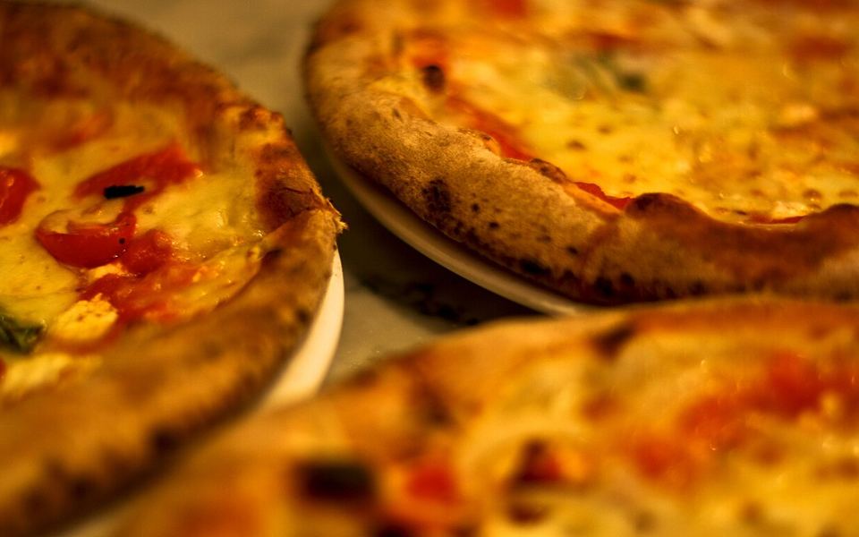 Pizzas napolitanas acabadas de sair do forno