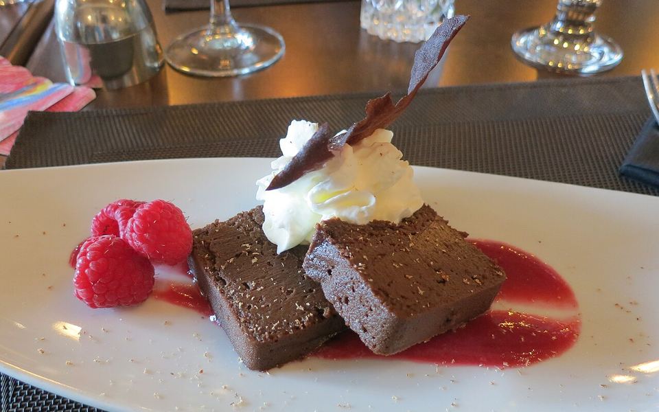 Mousse de chocolate caseira com frutos vermelhos